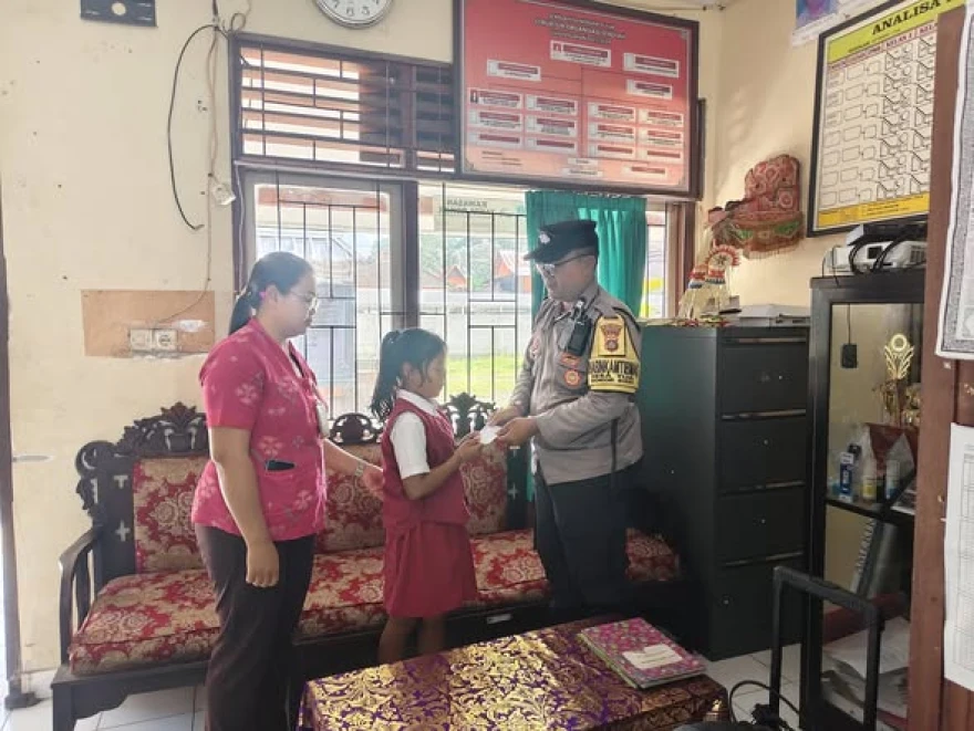 BHABINKAMTIBMAS  DESA TUA MENJADI ORANG TUA ASUH KEPADA SEORANG ANAK YATIM PIATU