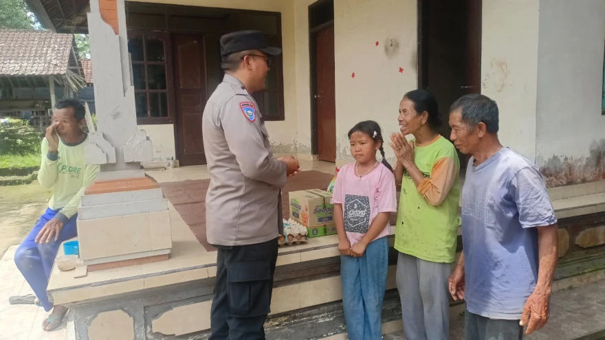 BHABINKAMTIBMAS MEMBERIKAN BANTUAN KEPADA MASYARAKAT DESA TUA